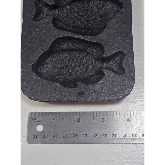 Lodge Cast Iron Perch Fish Cornbread Muffin Hushpuppy Mold Pan 5PP2 Discontinued - Picture 5 of 8